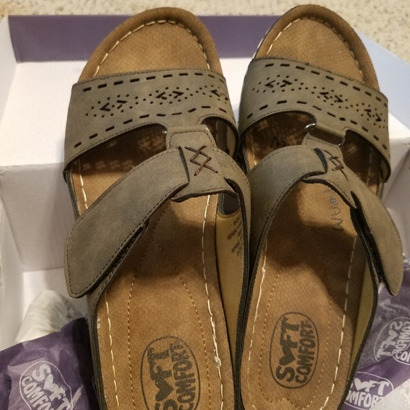 Sandals - Picture 1 of 3